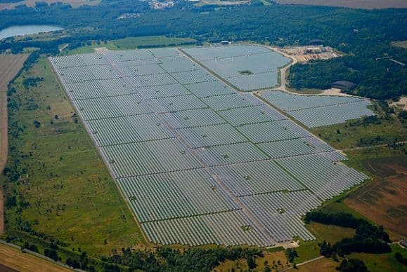 Solsatsing i Tyskland. Her Juwis anlegg i Brandis ved Leipzig. (foto: Juwi)