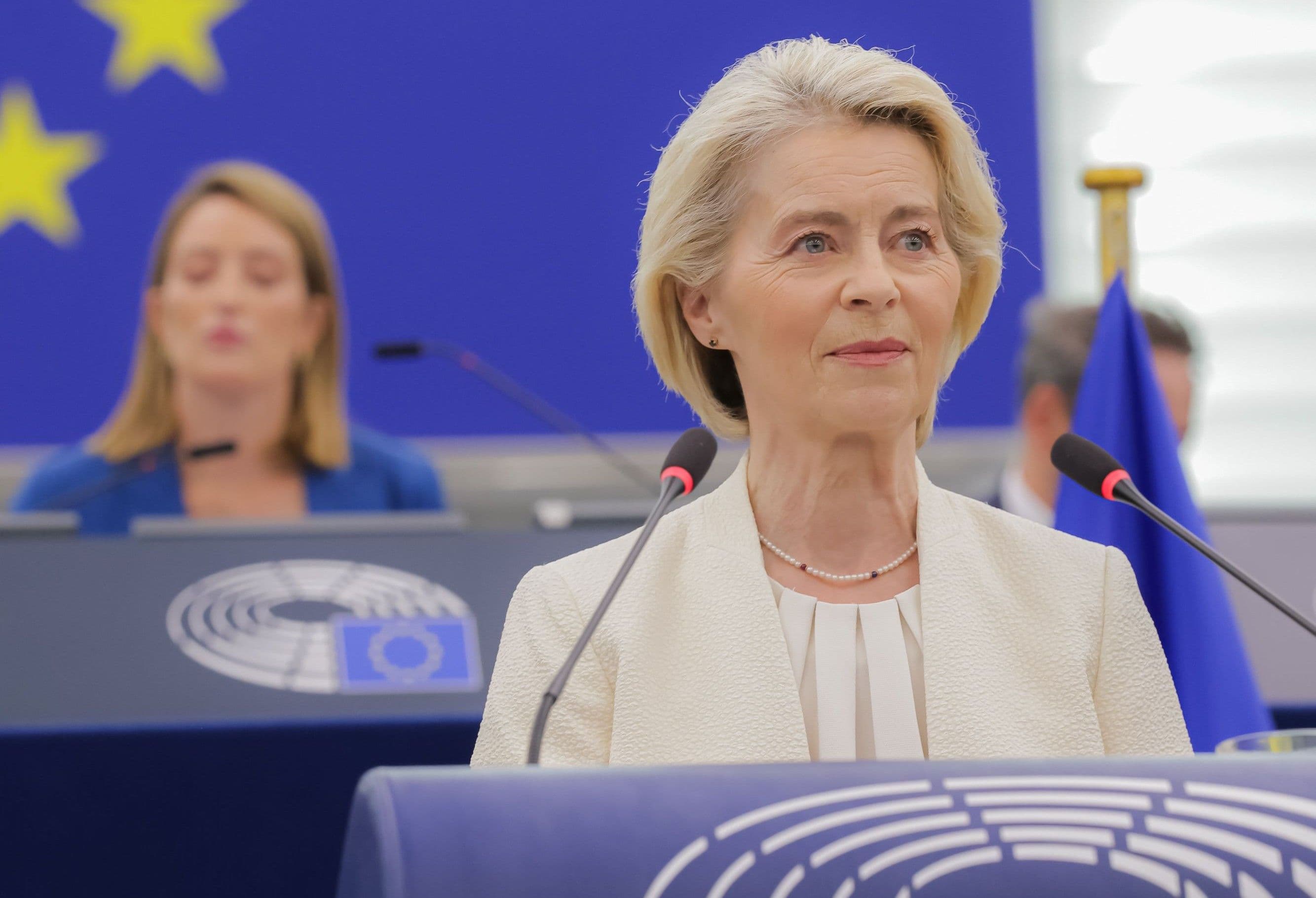 Ursula von der Leyen taler fra en talerstol med EU-flagget i bakgrunnen.
