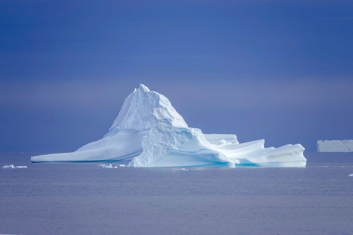Isfjell driver i fjord ved Grønland