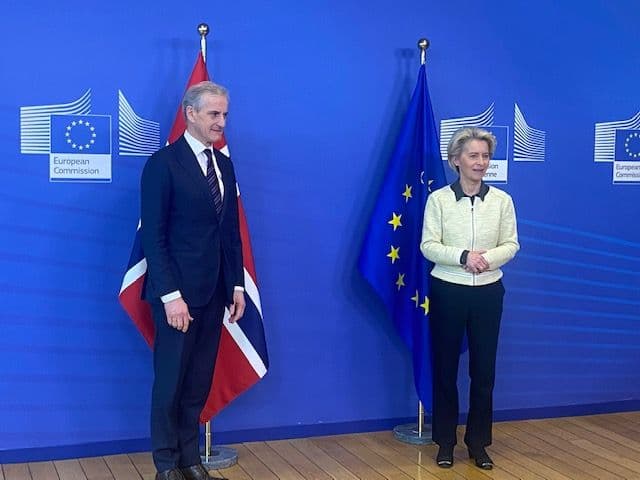 støre og von der leyen foran norsk flagg og EU-flagget