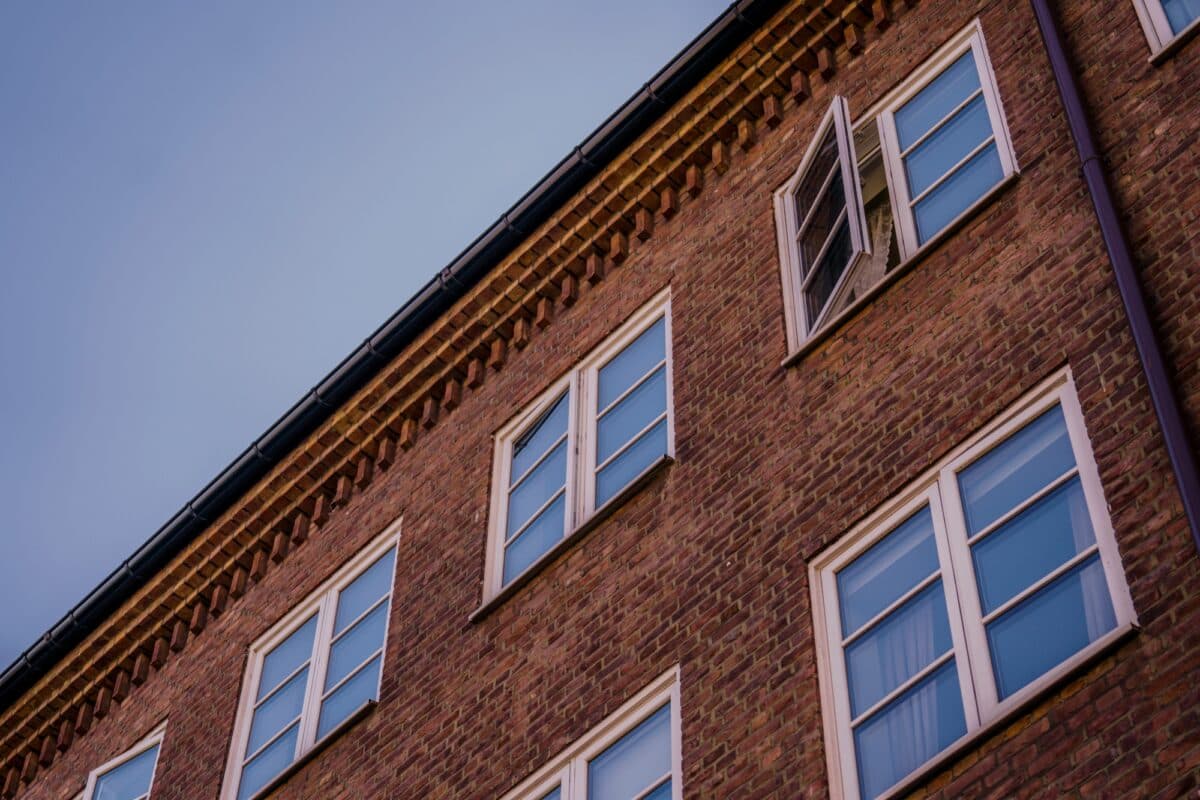 Utsnitt av fasade mursteinsbygård