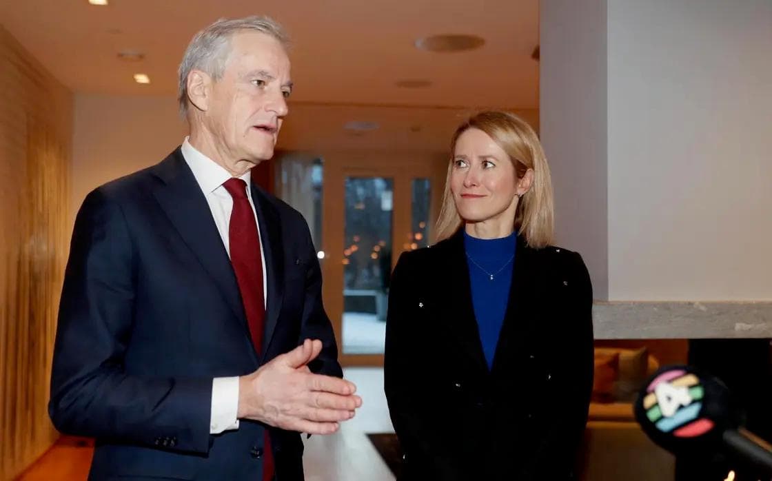 Norwegian Prime Minister Jonas Gahr Støre speaking with Estonian Prime Minister Kaja Kallas.
