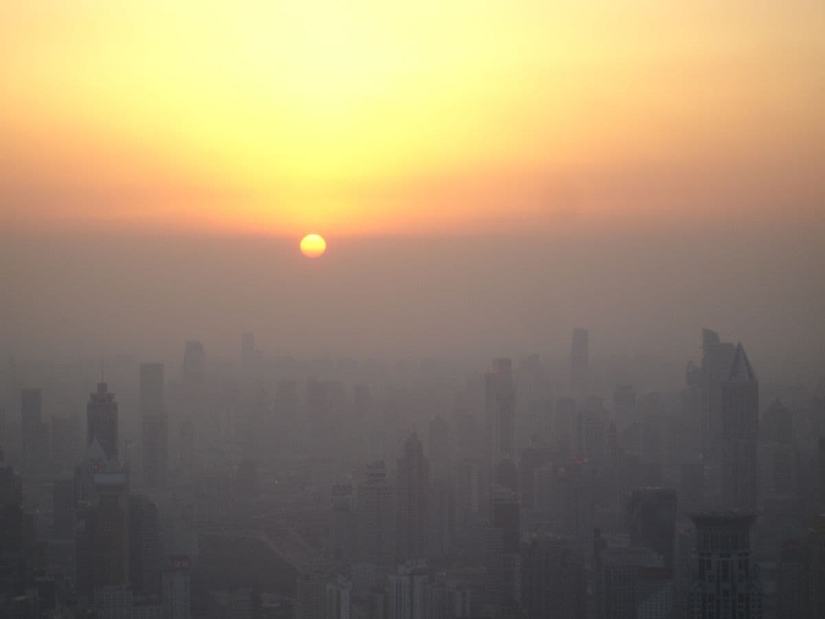 Bilde av solnedgang gjennom tykk smog i Shanghai