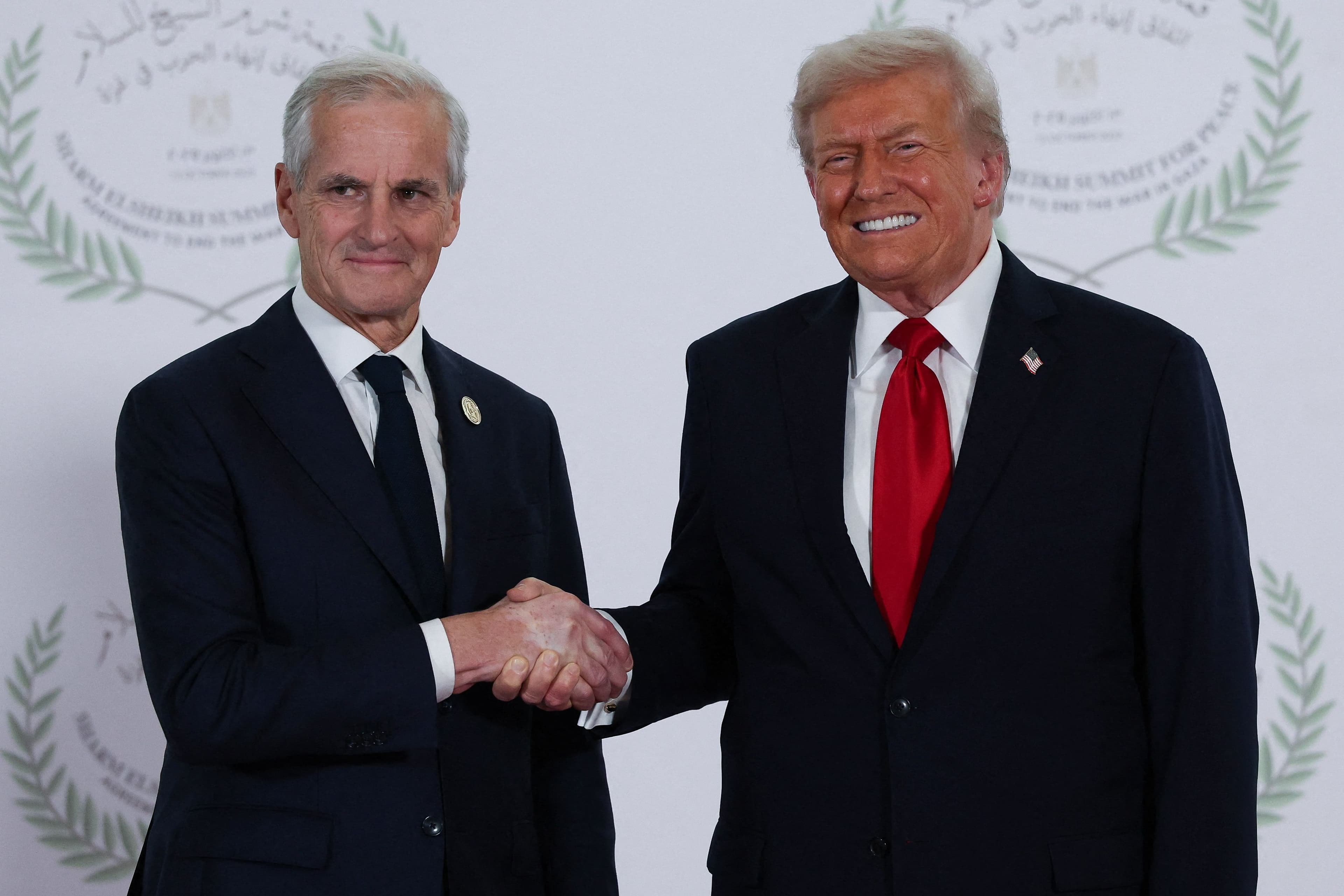 Donald Trump og Jonas Gahr Støre håndhilser.
