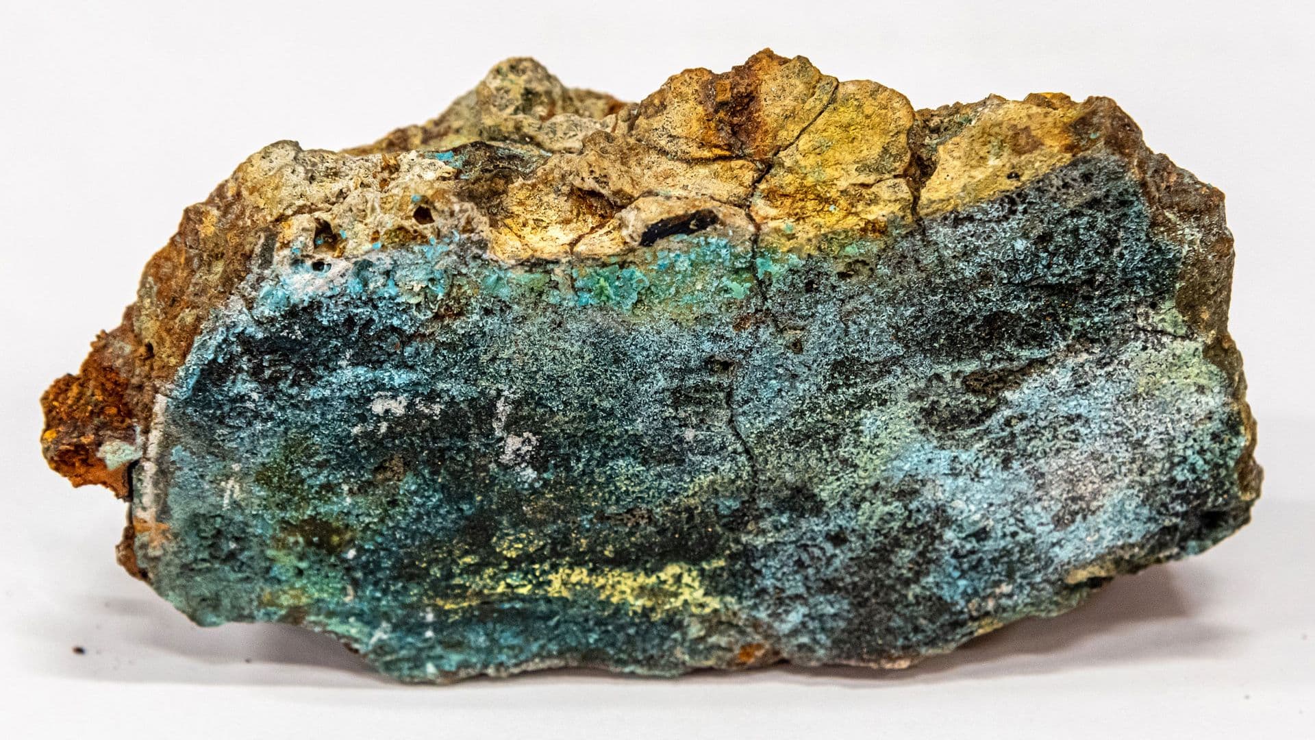 Grønn kobbermineralforekomst på en mørkere sulfidprøve, innhentet av Sokkeldirektoratet