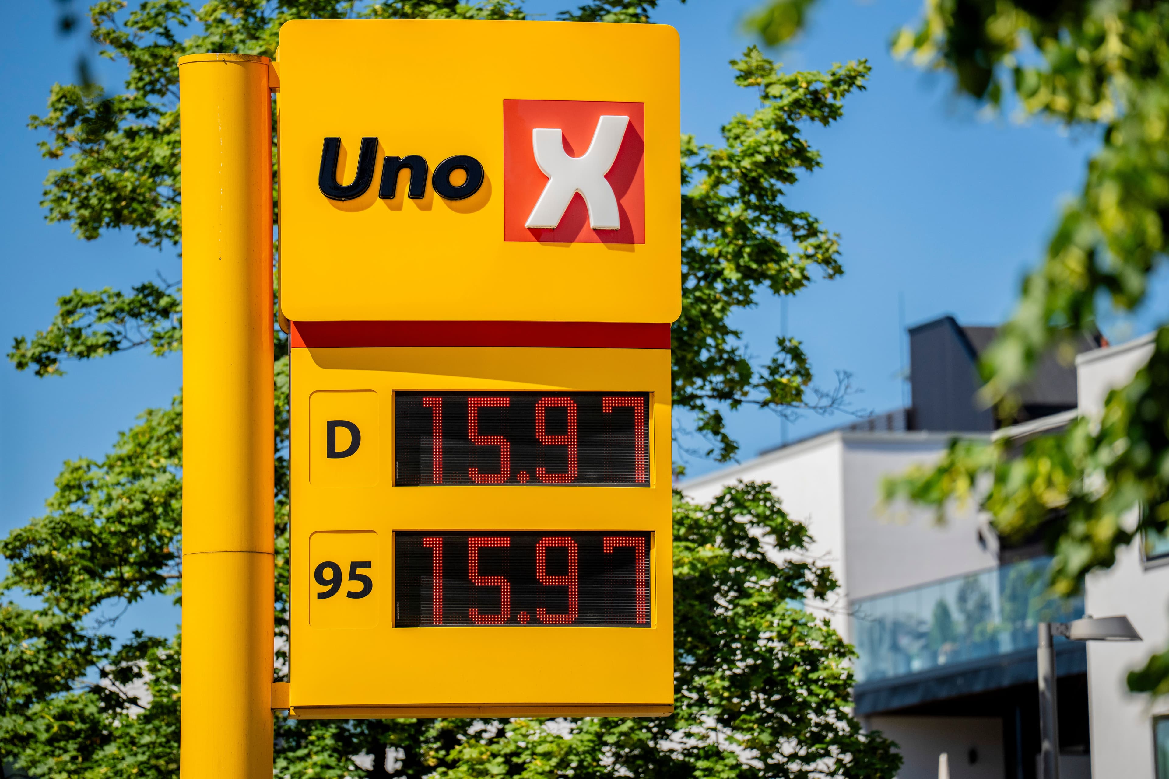 Et gult Uno X-skilt på en bensinstasjon viser drivstoffprisene: D 15,97 og 95 15,97.