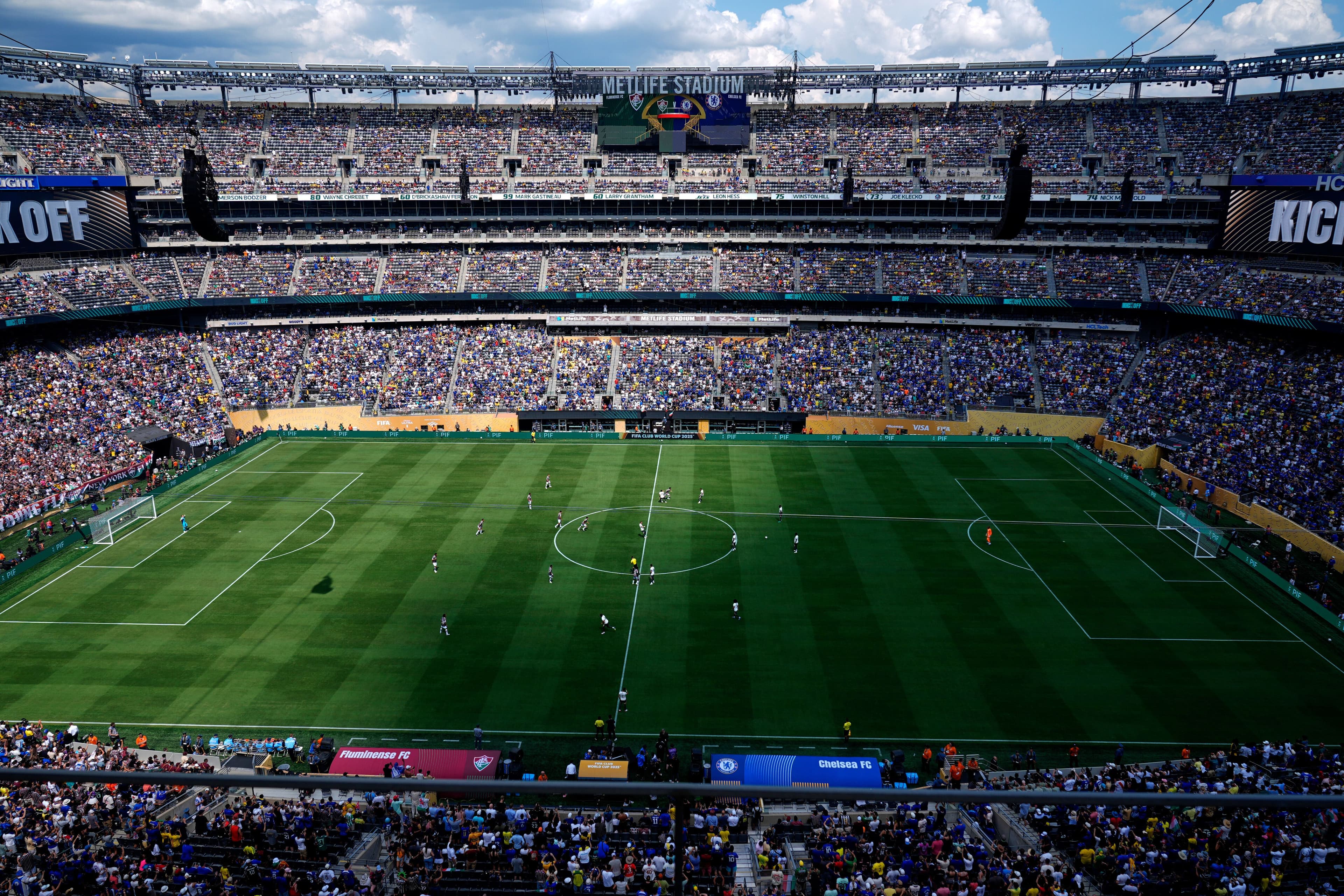 En fotballkamp som spilles på en grønn bane i et fullsatt MetLife Stadium.