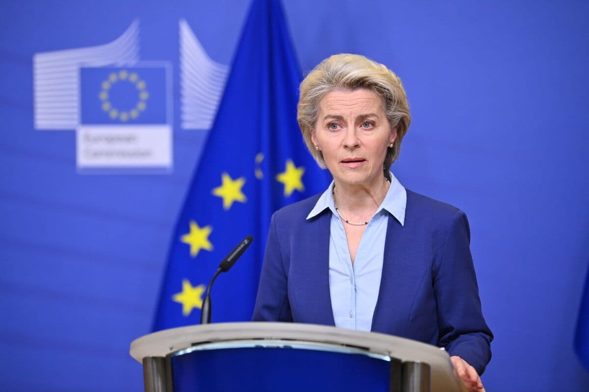 EUs utenrikspolitiske sjef elisabeth oettinger taler på en pressekonferanse i Brussel.