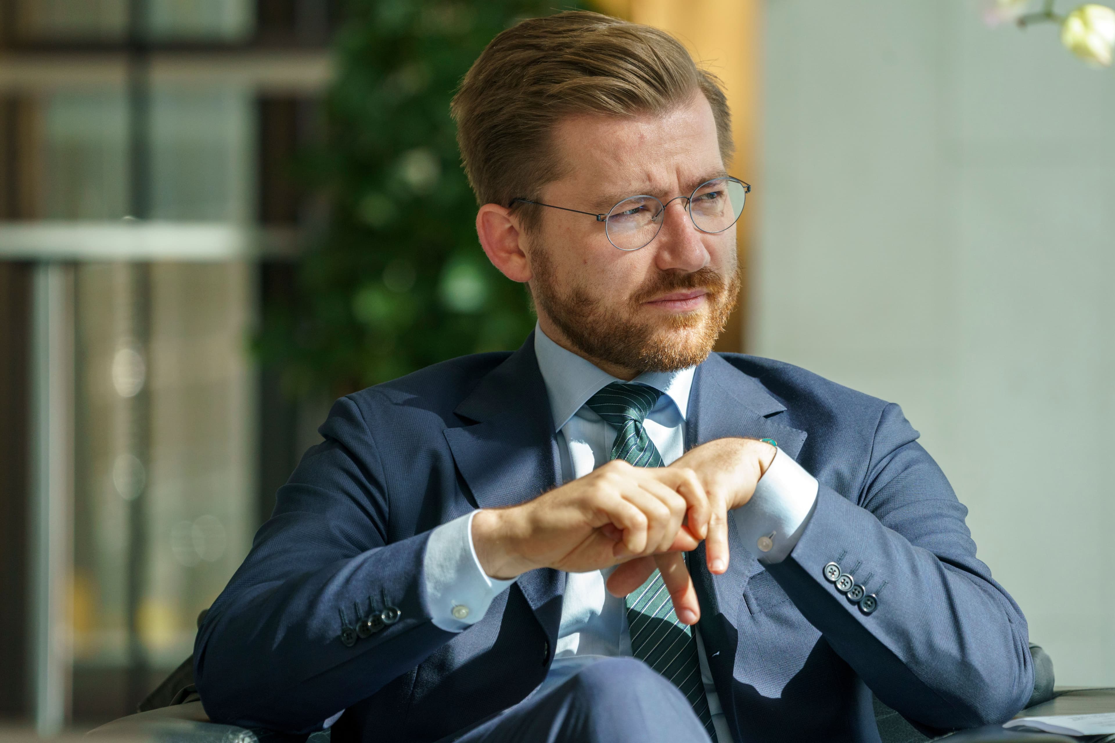 Bildet viser Bellona-leder Sveinung Rotevatn i dress og briller sitter med foldede hender.