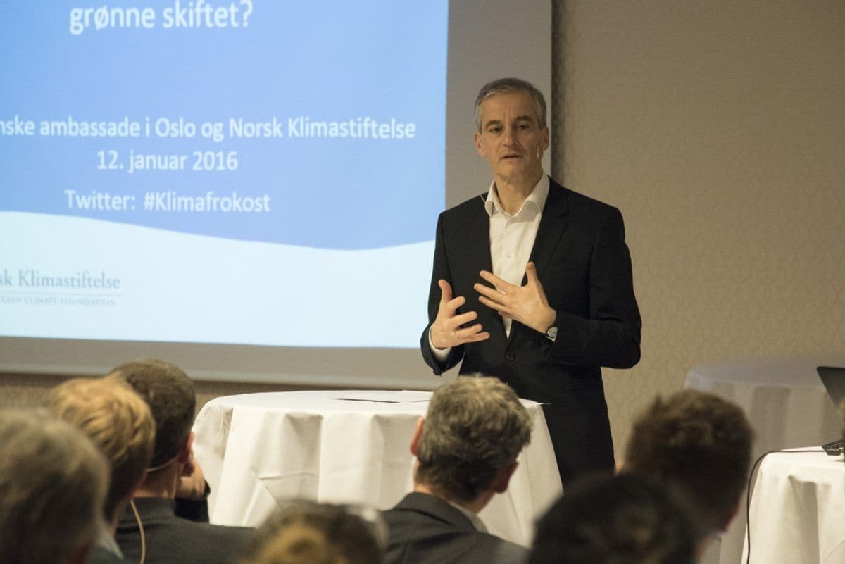 Ap-leder Jonas Gahr Støre tar forbehold om Oljefondet og investeringer i infrastruktur. - Min holdning er at vi kan ta nye skritt, dersom vi er godt nok skodd. Det forutsetter at beslutningsgrunnlaget er skikkelig, at Finansdepartementet og regjeringen har gjort et godt nok forarbeid, skriver han. (Foto: Hans Starheim)