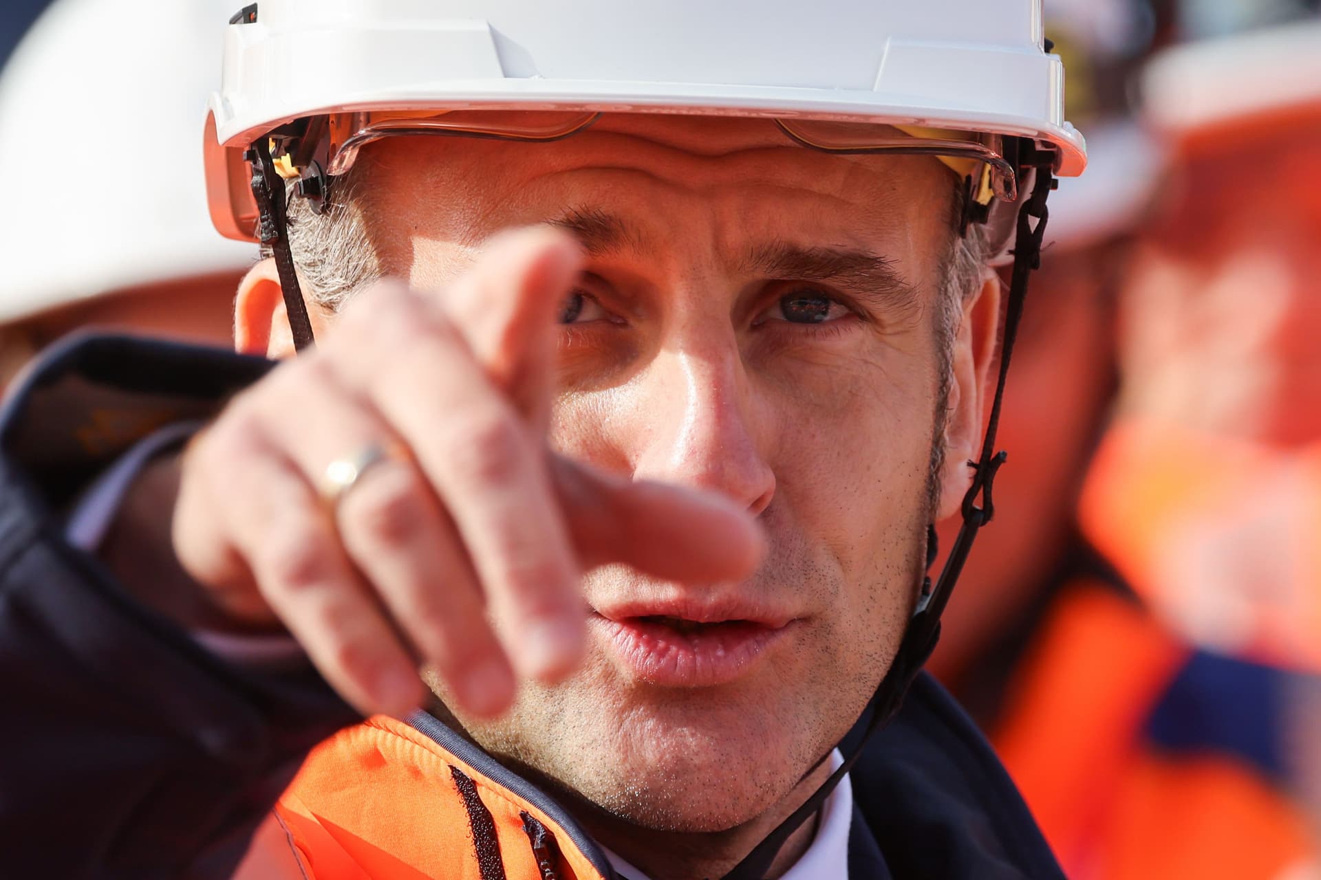 Frankrikes president Emmanuel Macron gestikulerer under et besøk på anleggsplassen for de nye EPR2-reaktorene ved atomkraftverket Penly i Petit-Caux i Frankrike,