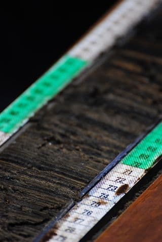 SEDIMENTKJERNE: Tusener av års klimahistorie fanget i en tube med sedimenter, lag på lag, år for år. foto: Willem van der Bilt