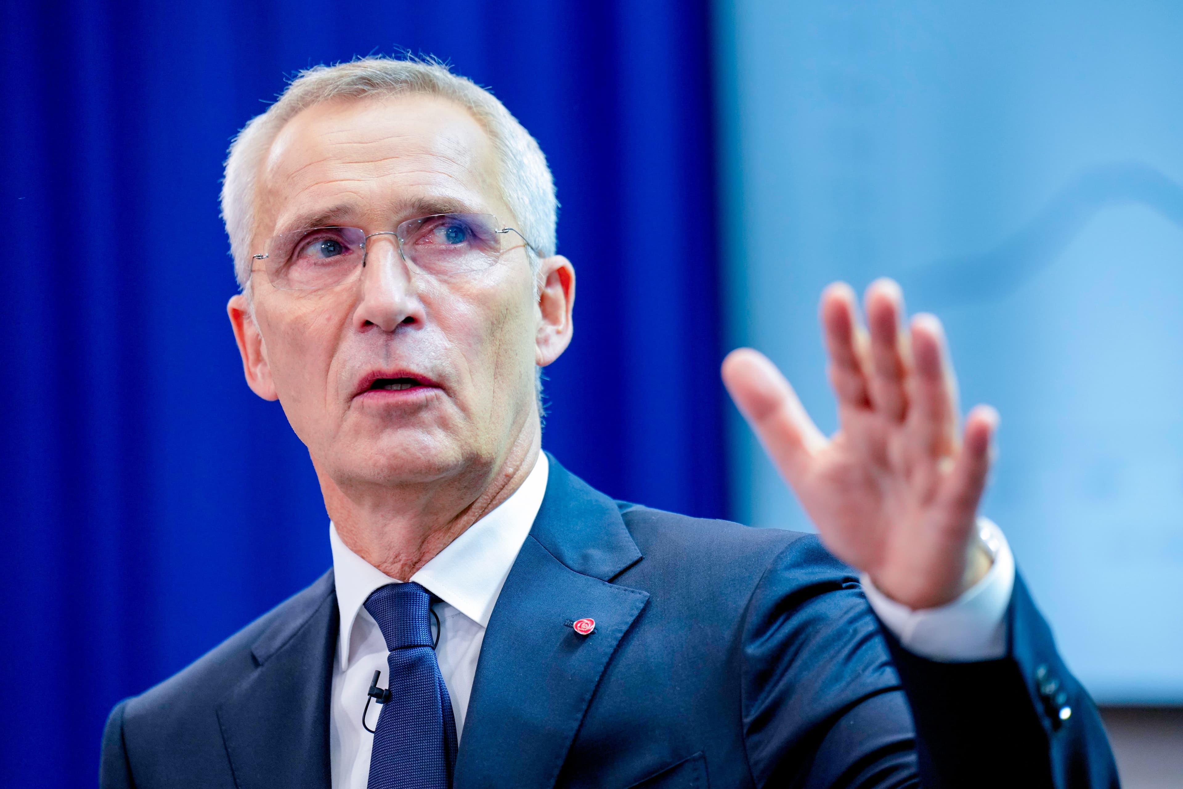 Jens Stoltenberg taler fra en talerstol foran Europakommisjonens logo.