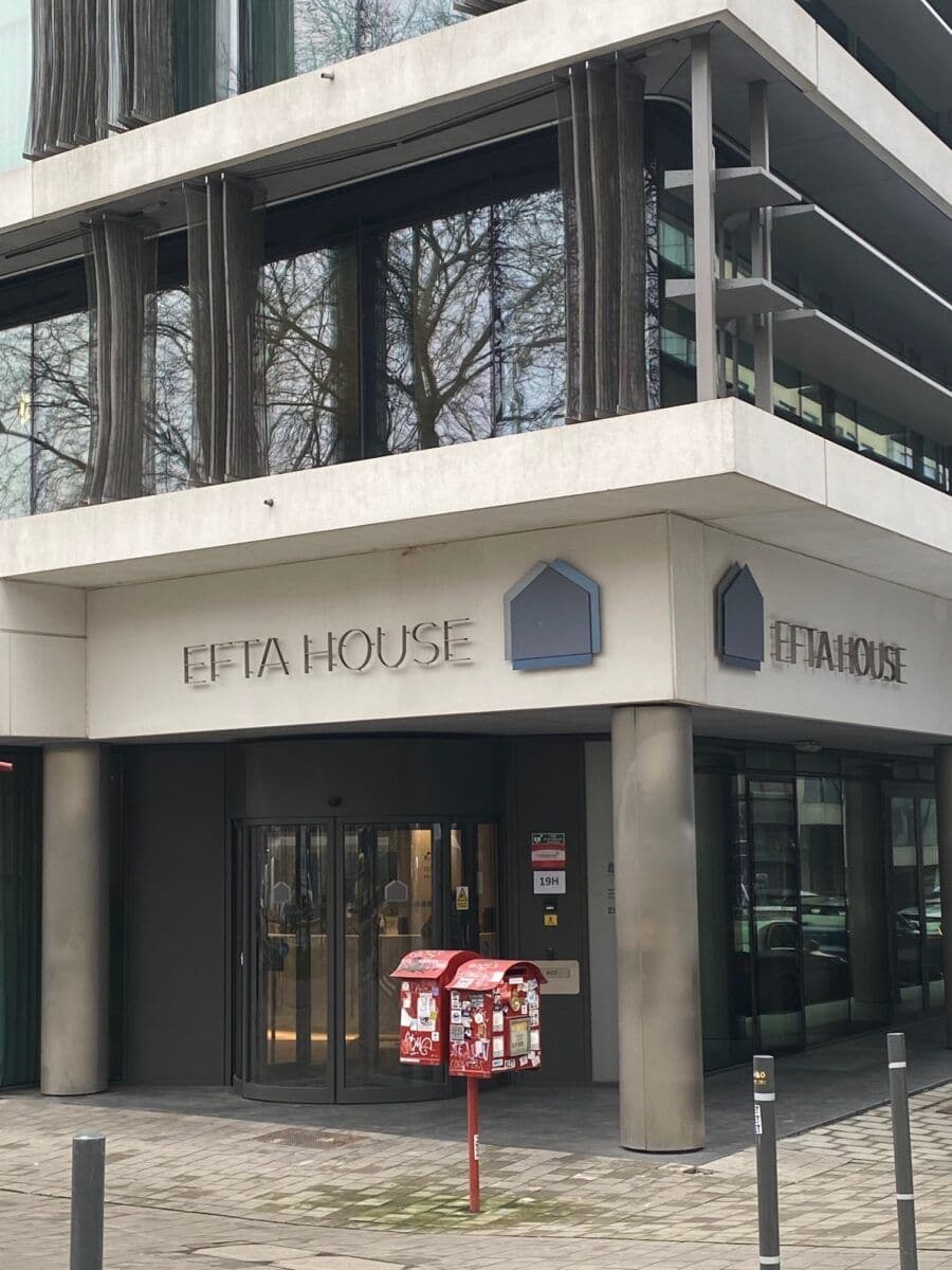 En bygning med et skilt som sier efta house.