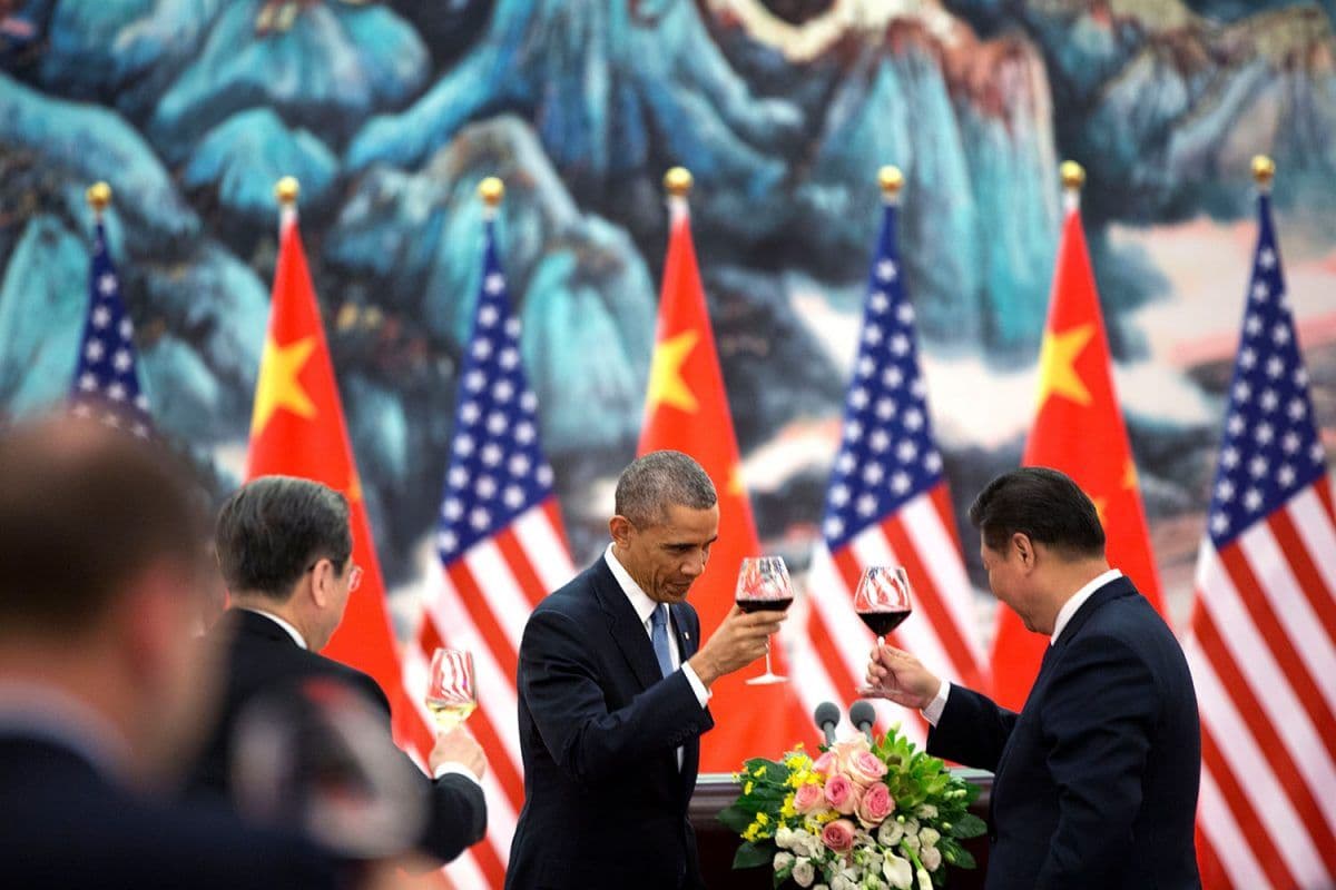 President Barack Obama skåler med president Xi Jinping of i Folkets store hall i Beijing 12. november 2014. USA og Kina samarbeider godt i klimaspørsmål. (Foto: Pete Souza, Det hvite hus).