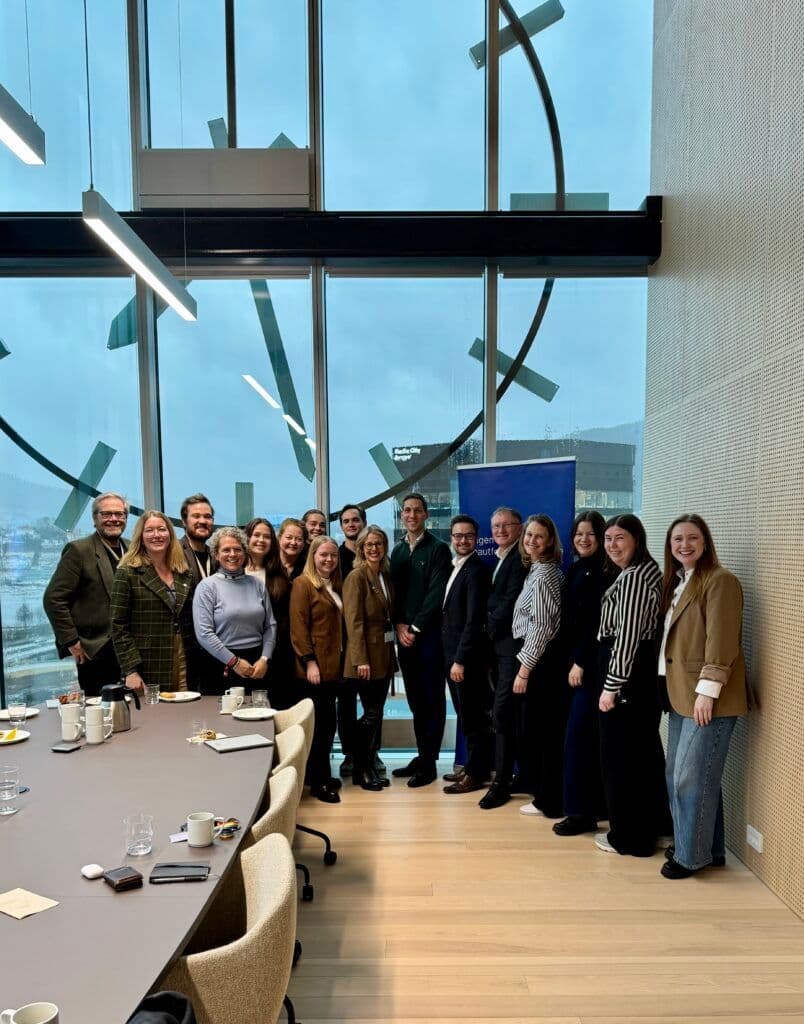 Ansatte hos Klimapartnere avbildet med Andreas Bjelland Eriksen