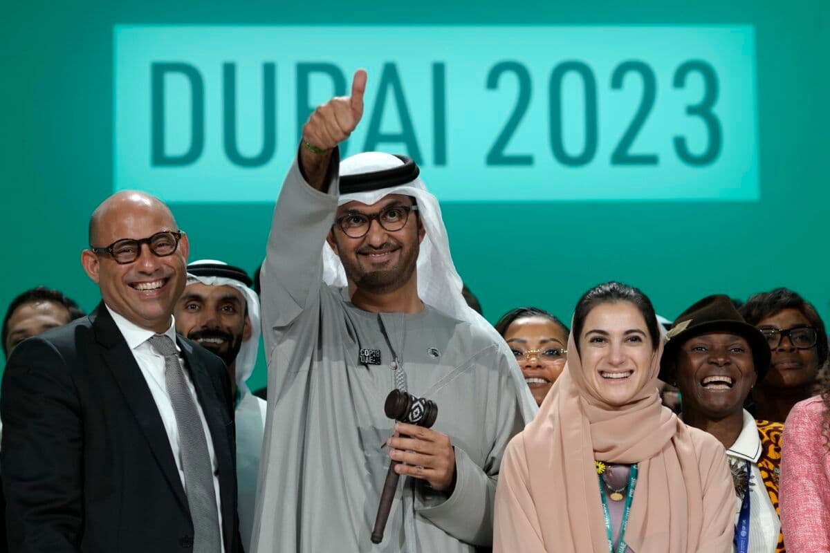 En gruppe mennesker poserer foran et skilt som sier dubai 2023.