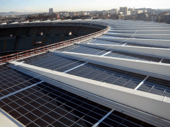 Eksempel på europeisk fornybarutbygging: Solcellepaneler på fotballstadion i Verona, Italia (foto: Juwi)
