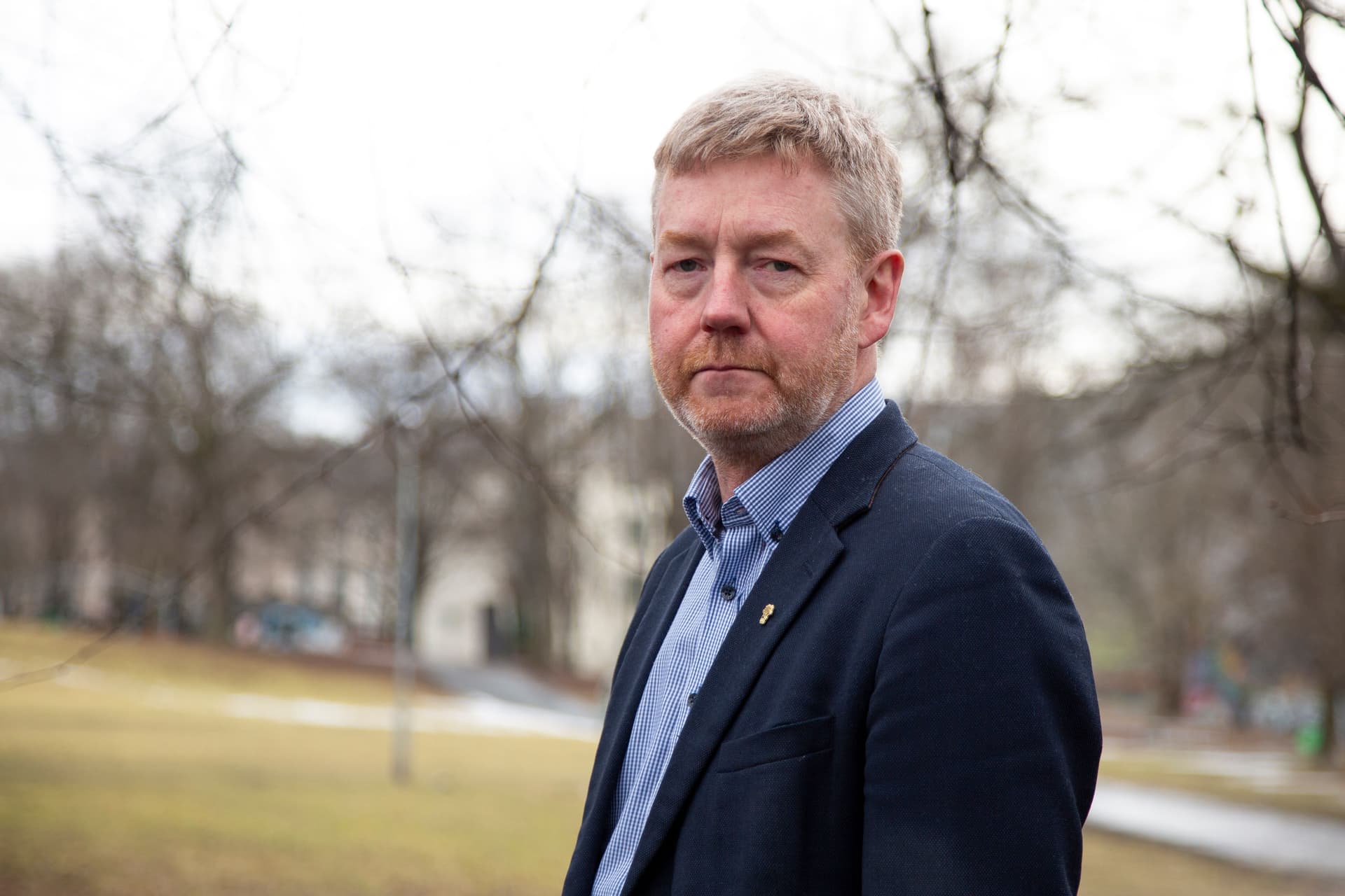 Bildet viser leder i Norges Bondelag, Bjørn Gimming, iført blazer som ser alvorlig inn i kameraet, utendørs.