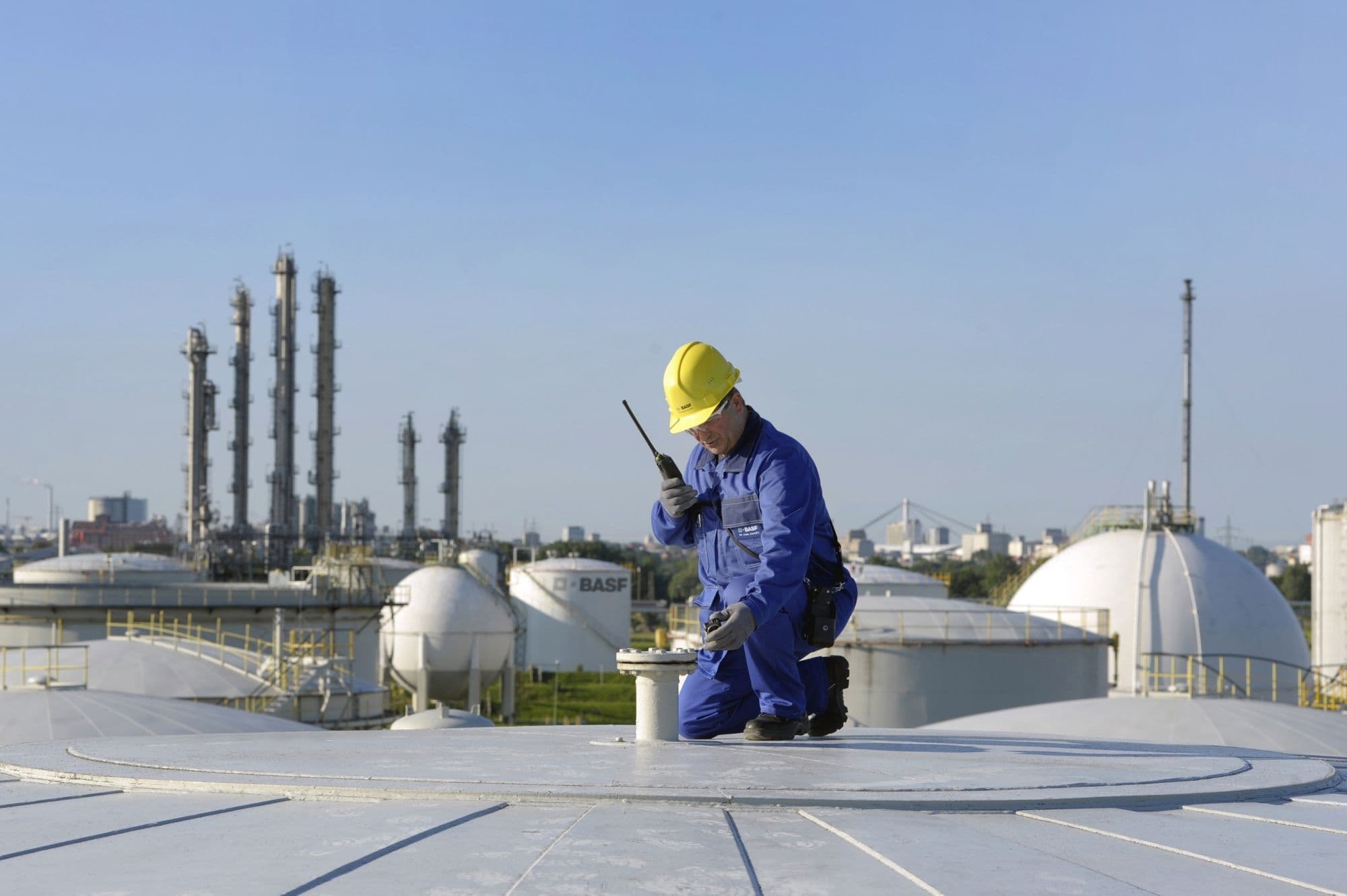 Mann undersøker lagringstank industrianlegg