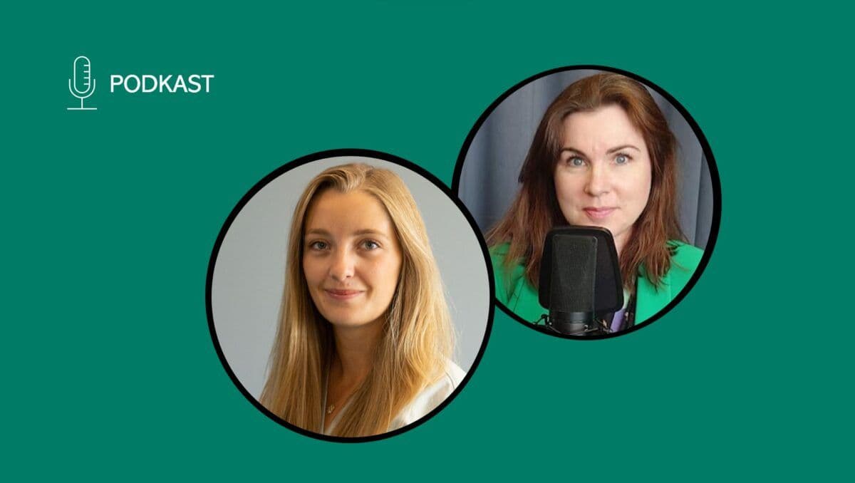 To kvinner foran en grønn bakgrunn med ordet podkast.