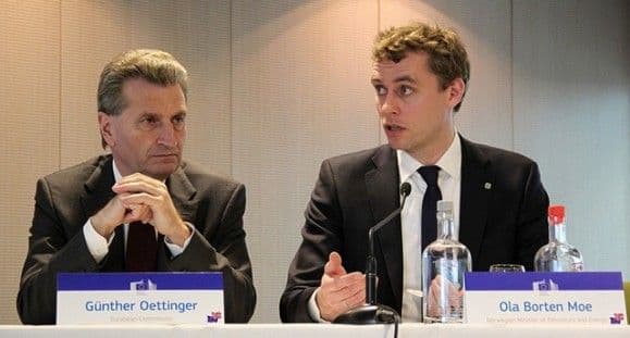 Oettinger and Borten Moe talking gas (photo: Lars-Erik Hauge/Norway Mission to the EU)