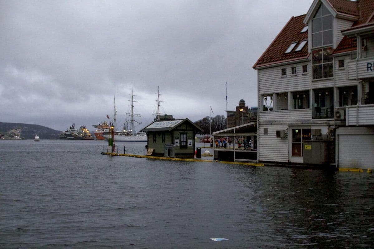 fem-pa-fredag-skadebelopene-fra-stormflo-kan-oke-opptil-1000-ganger-norge-saerlig-utsatt-featured.jpg