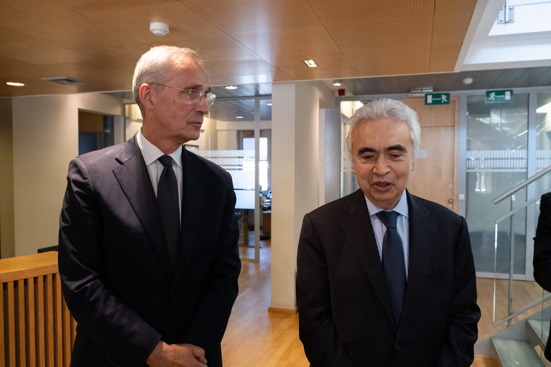 Jens Stoltenberg og Fatih Birol står inne på Norges delegasjon til EU før de drar videre til møte i eurogruppen.