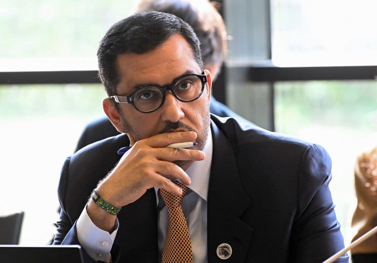 En mann i dress sitter og tenker.