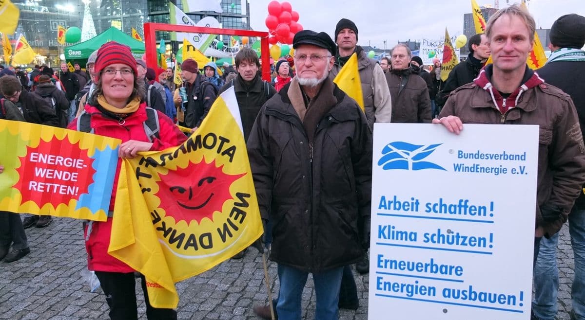 Deltakere på demonstrasjon for Energiewende i Berlin 30. november 2013. "Skap arbeidsplasser! Beskytt klimaet! Bygg ut fornybar energi!", står det på plakaten til høyre.