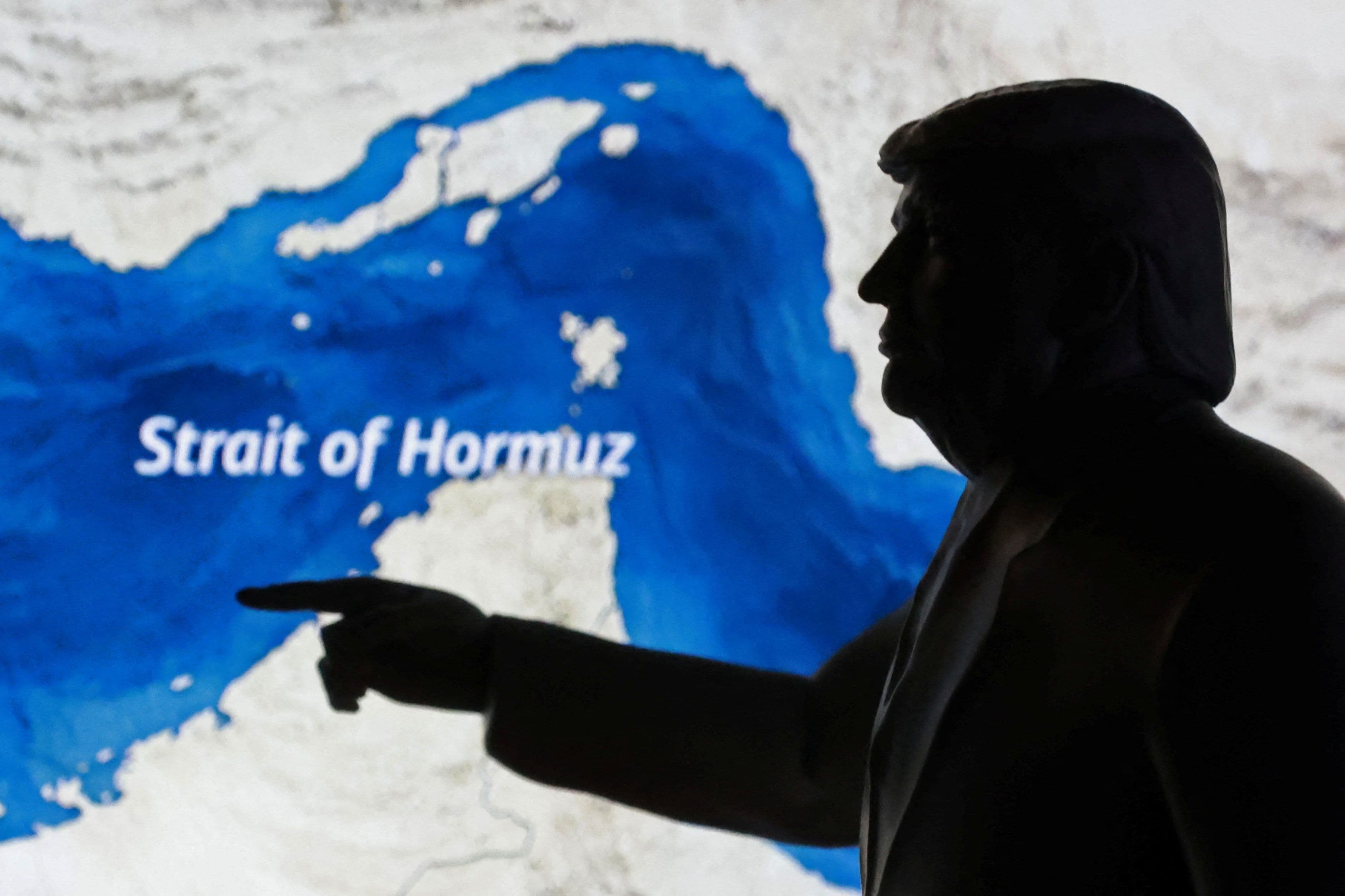 Et bilde av Trum i siluett som peker på Hormuz-stredet.