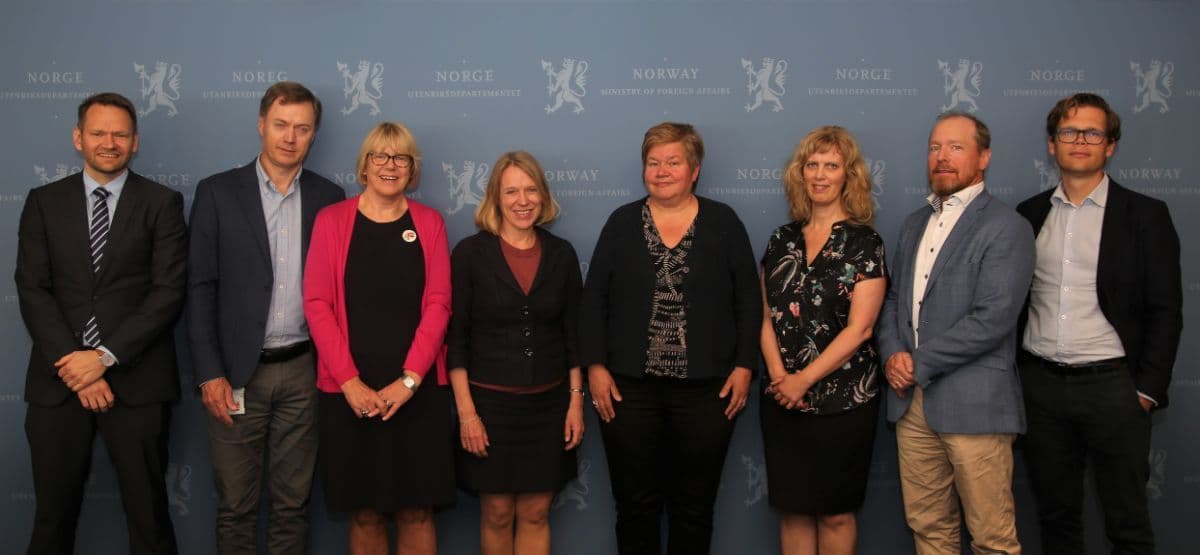 En gruppe mennesker som står sammen.