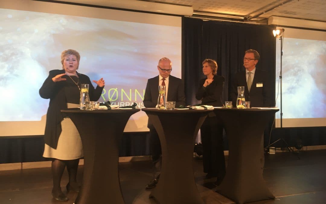 Statsminister Erna Solberg og klimaminister Vidar Helgesen tok 28. oktober imot rapporten fra Connie Hedegaard og Idar Kreutzer (foto: gronnkonkurransekraft.no)