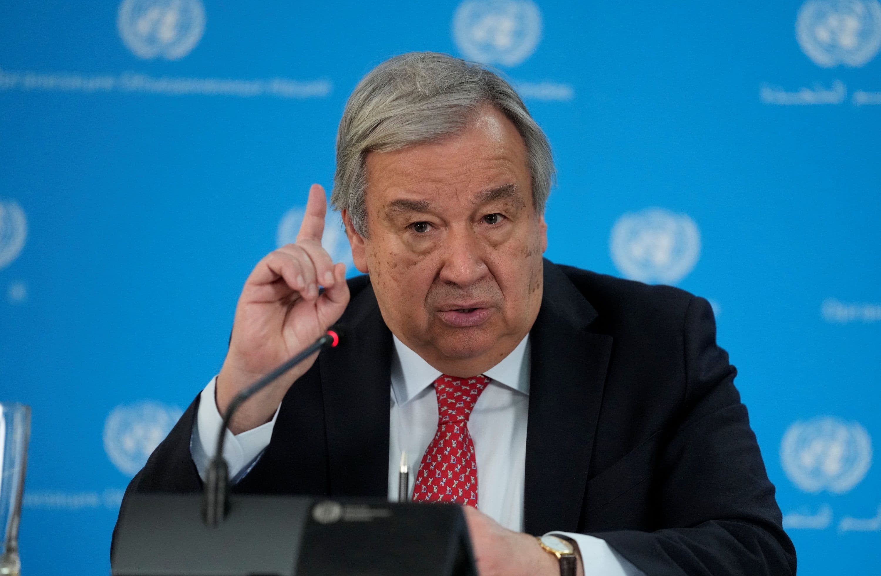 Antonio Guterres hever pekefinger under pressekonferanse