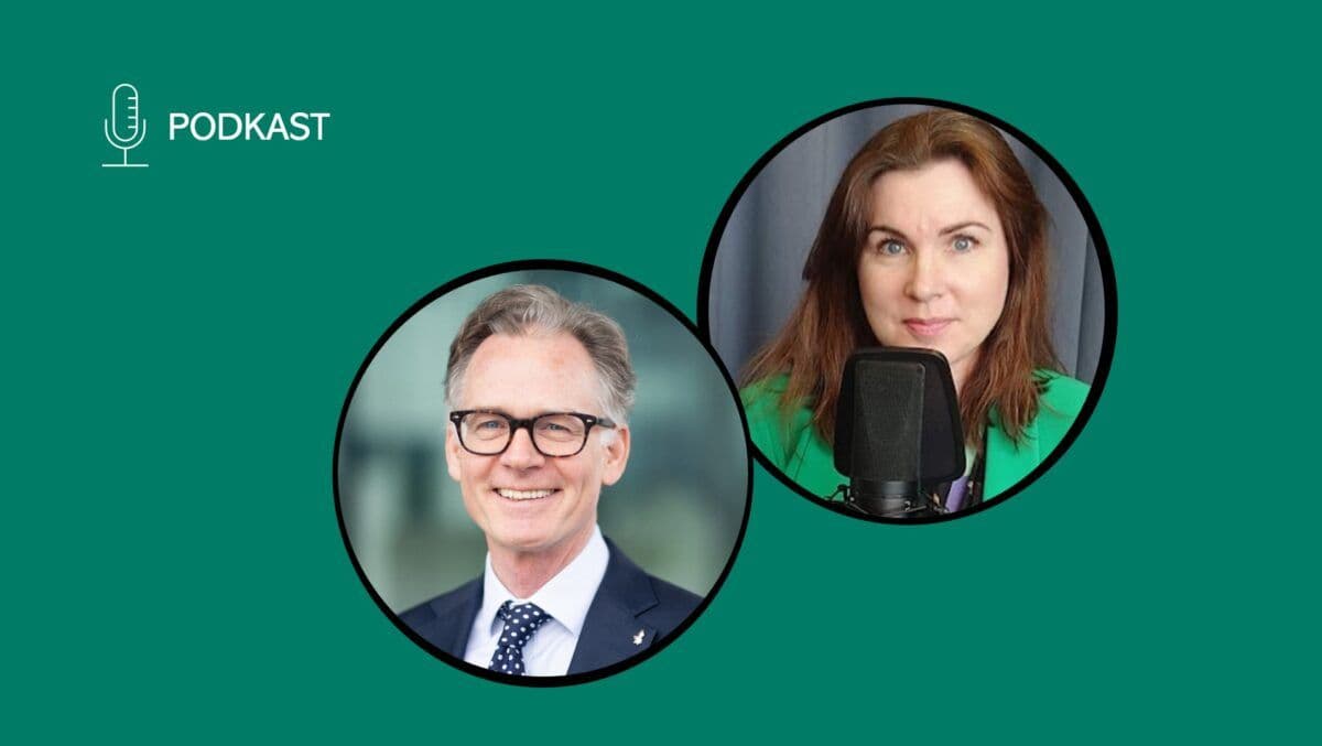 En mann og kvinne foran en mikrofon.