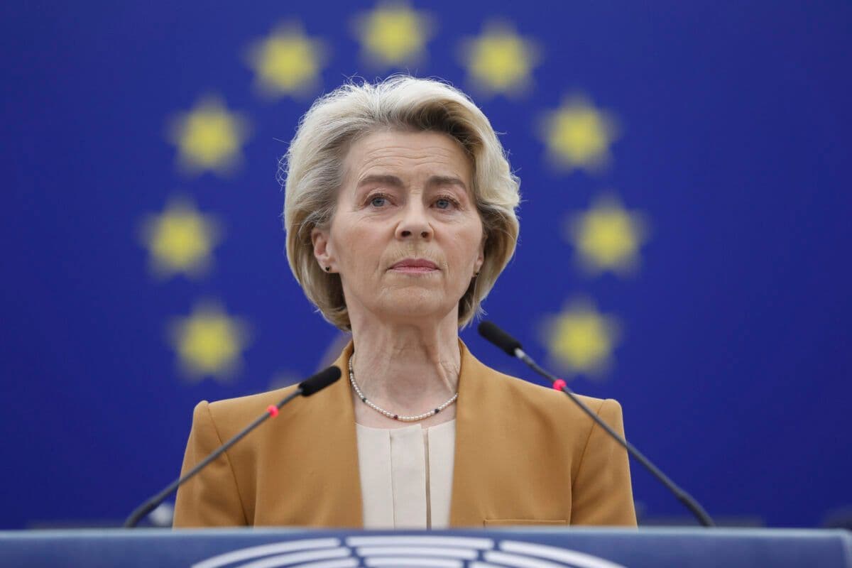 Ursula von der Leyen på talerstol med EU-flagg i bakgrunnen.
