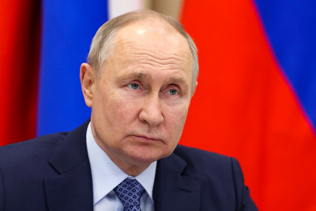 Vladimir Putin foran russiske flagg.