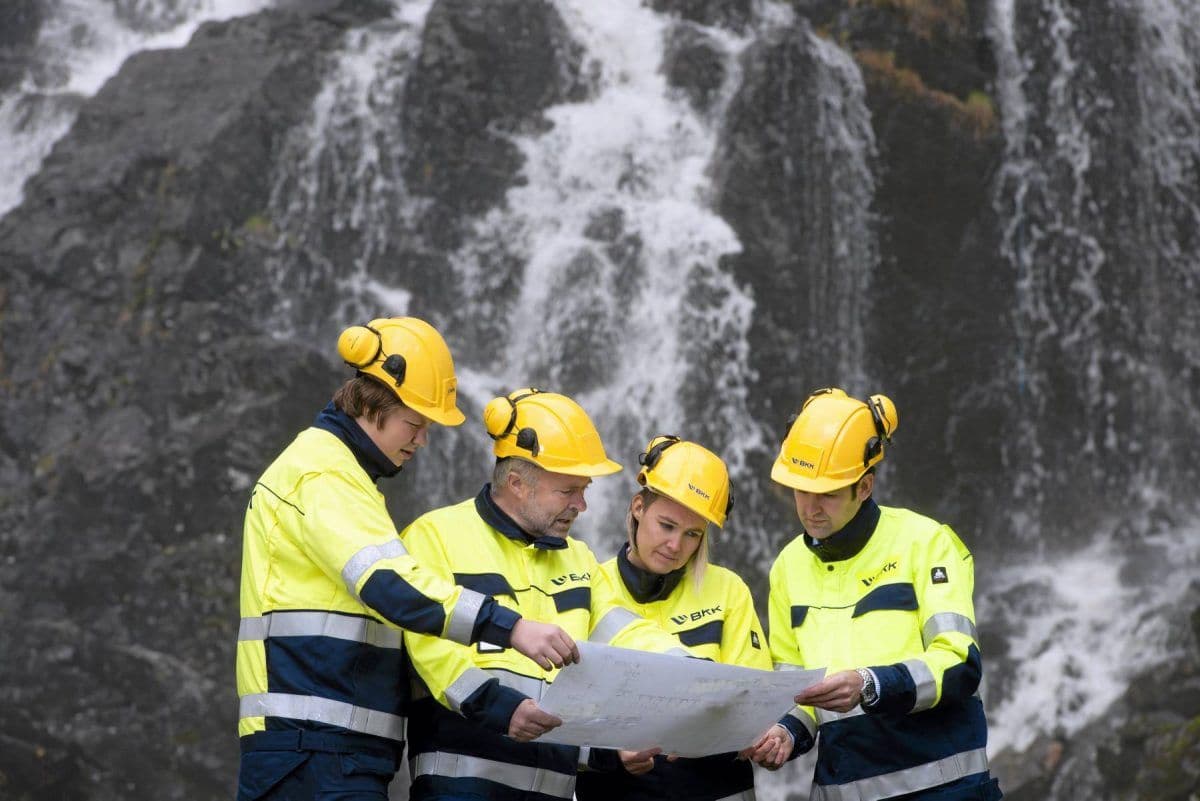 BKK-medarbeidere i Bergsdalen, Hordaland. (foto: Helge Hansen/BKK)