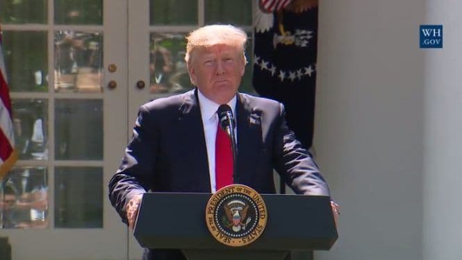 Donald trump bak talerstolen utenfor det hvite hus