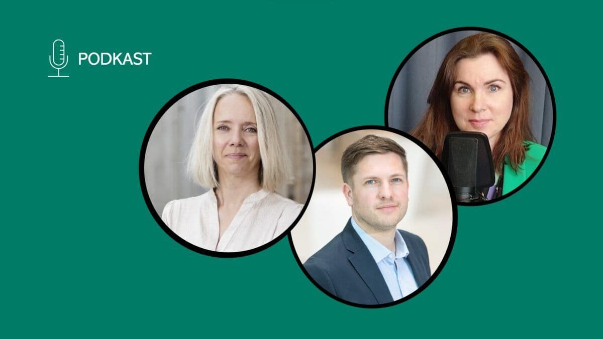 Tre personer foran en grønn bakgrunn med ordene podcast.