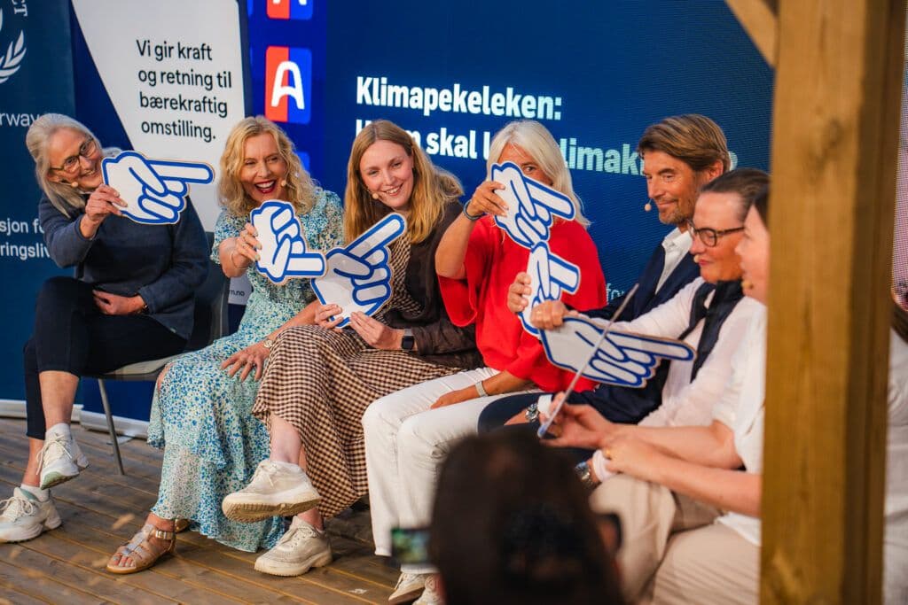 Deltagere på scenen som har pekeleken under Arendalsuka