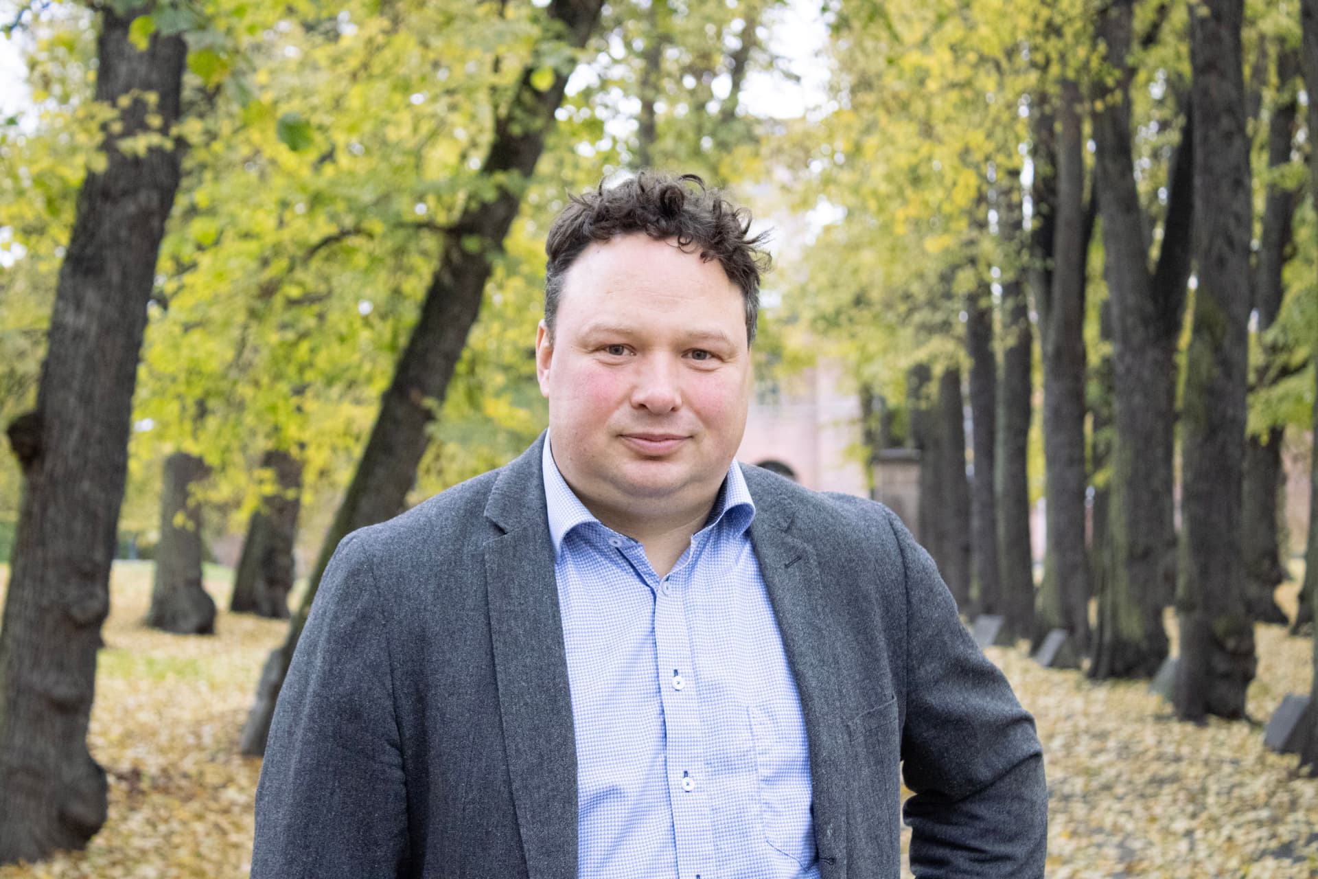 Bildet viser leder i Norsk Bonde- og Småbrukarlag, Tor Jacob Solberg, i blå skjorte og grå jakke står i en høstlig park.