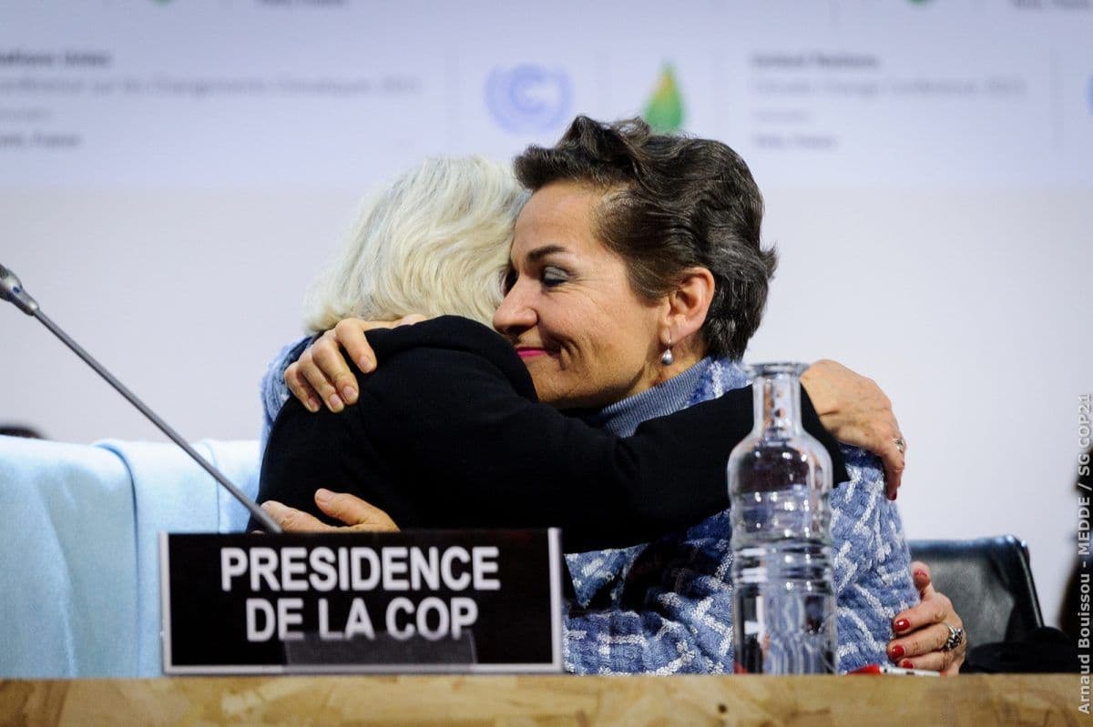Deal! FNs klimasjef Christiana Figueres og den franske ambassadøren til klimaforhandlingene i Paris feirer enigheten om klimaavtalen 12. desember 2015. (Foto: COP Paris. Public domain).