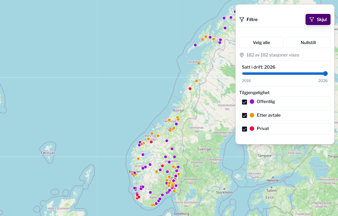 Et kart over Norge og Sverige med fargede prikker som markerer stasjoner, med en filtermeny overlagt som viser valg for driftsår og stasjonstype.