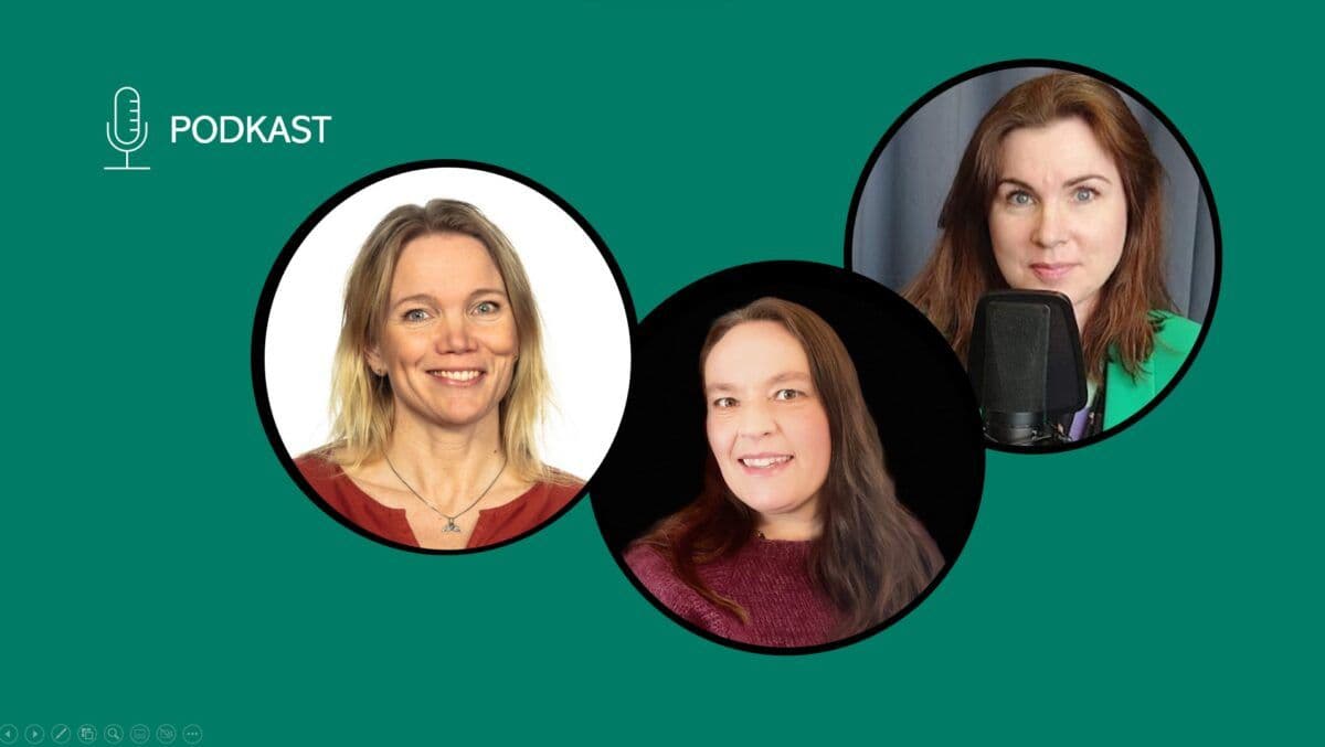 Tre kvinner foran en grønn bakgrunn med ordene podcast.