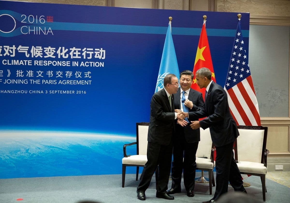 Først fornærmelse ved ankomst, deretter fryd og gammen. President Obama, president Xi og FNs generalsekretær Ban Ki-moon feirer at Kina og USA har ratifisert Paris-avtalen 3. september 2016 (foto: Pete Souza/Det hvite hus).