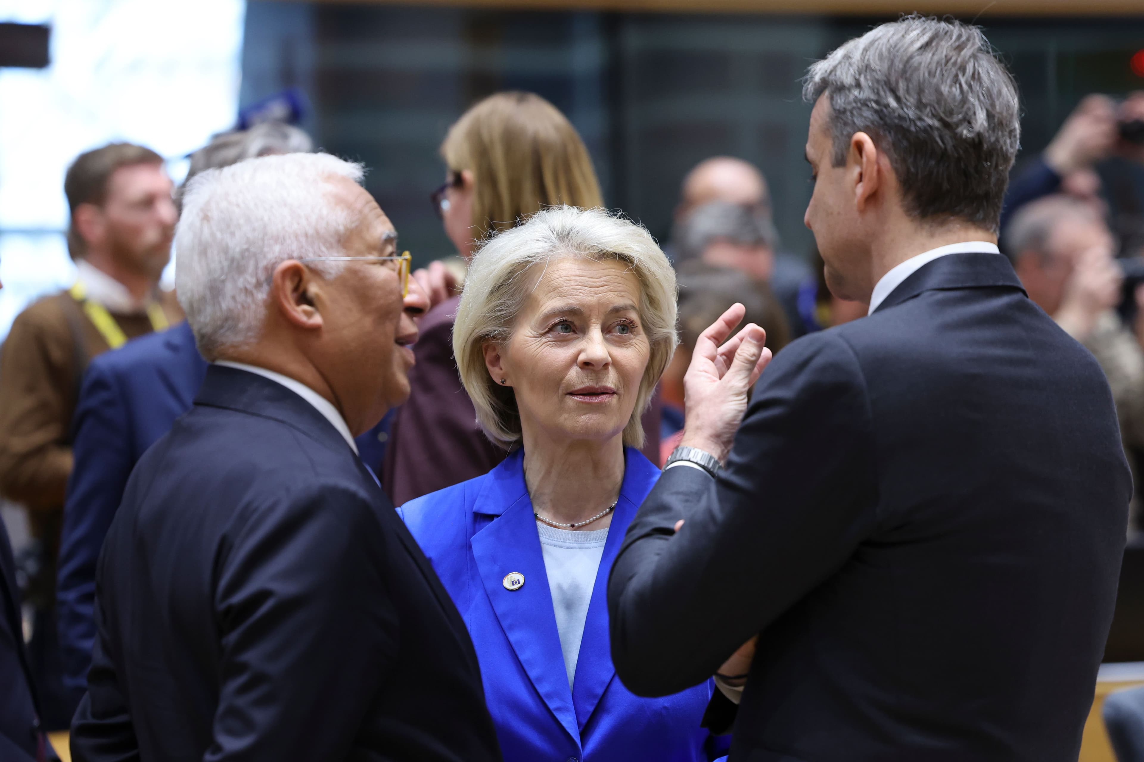 Ursula von der Leyen i samtale med Antonio Costa og Kyriakos Mitsotakis.