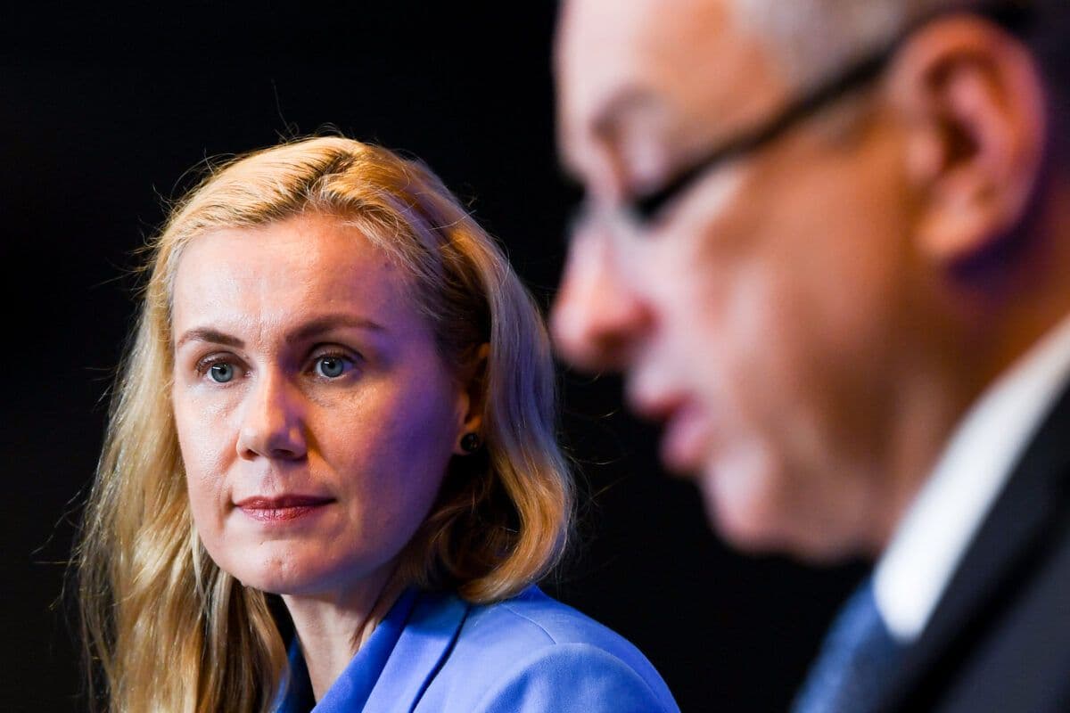 Nærbilde av Kadri Simson som ser mot kamera, og Jozef Sikela