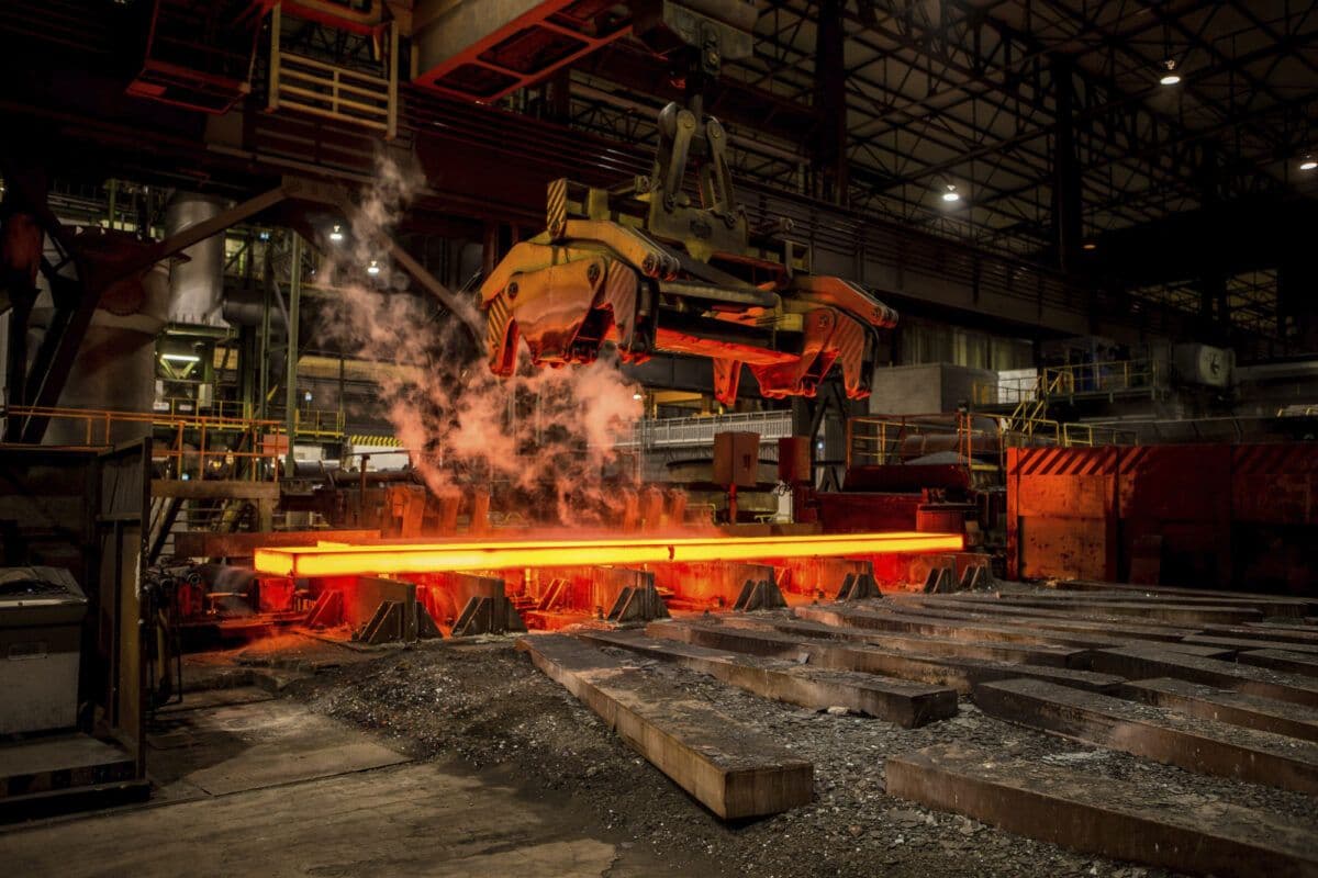Arbeid med stålproduksjon.