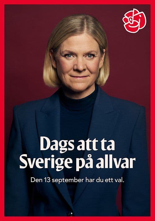 Magdalena Andersson på en rød politisk plakat, iført en mørk dress, med Socialdemokraternas roselogo og svensk valgkamptekst.